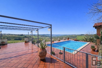 Foto Casale a Vinci di 260 m² con 9 locali in vendita