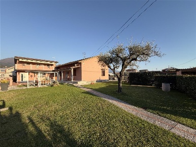 Foto Casa indipendente a Massa Zona Industriale di 220 m² con 12 locali