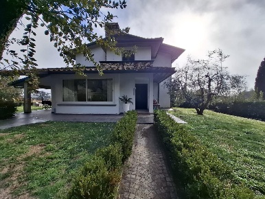 Foto Villa unifamiliare a Fucecchio di 220 m² con 7 locali in vendita