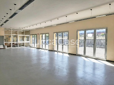 Foto Locale commerciale a Lucca San Concordio di 300 m² con 4 locali