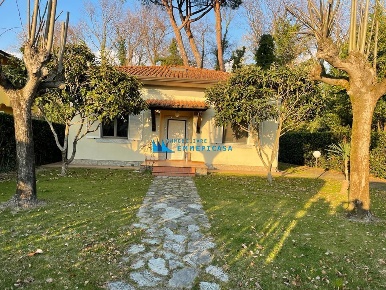 Foto Villa unifamiliare a Montignoso Cinquale di 140 m² con 5 locali