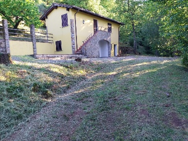 Foto Rustico a Camaiore di 70 m² con 4 locali in vendita