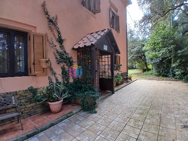Foto Villa unifamiliare a Collesalvetti di 284 m² con 12 locali in vendita