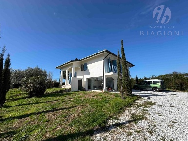 Foto Villa unifamiliare a Pietrasanta di 160 m² con 7 locali in vendita