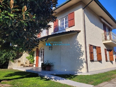 Foto Villa bifamiliare a Montignoso Cinquale di 130 m² con 5 locali