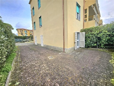 Foto Appartamento a Massa Marina di Massa Centro di 75 m² con 4 locali