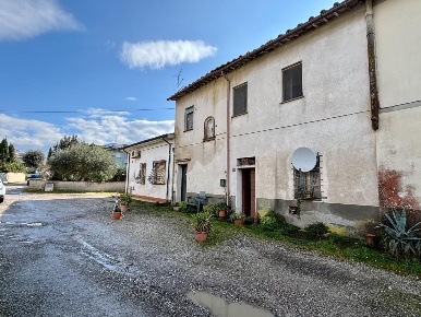 Foto Casa indipendente a Bientina Quattro Strade di 185 m² con 10 locali