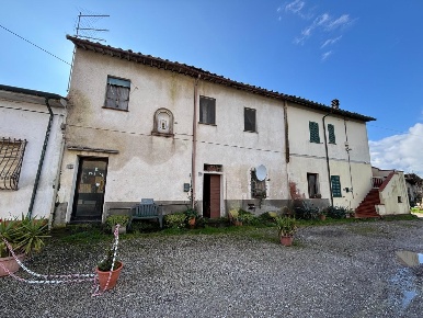 Foto Casa indipendente a Bientina Quattro Strade di 185 m² con 10 locali