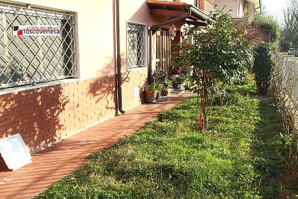Foto Villa unifamiliare a Lucca Sant'Anna di 140 m² con 5 locali in vendita