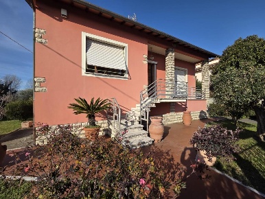 Foto Villa unifamiliare a Capannori Centro di 300 m² con 4 locali