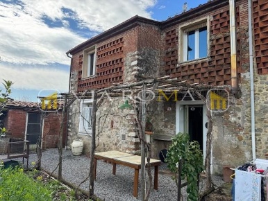 Foto Casa indipendente a Capannori Marlia di 85 m² con 5 locali in vendita