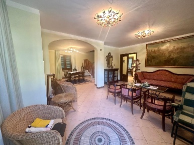 Foto Villa unifamiliare a Pietrasanta di 300 m² con 8 locali in vendita