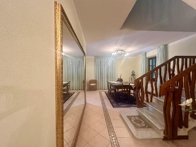 Foto Villa unifamiliare a Pietrasanta di 300 m² con 8 locali in vendita