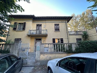Foto Villa unifamiliare a Vicopisano Centro di 250 m² con 9 locali