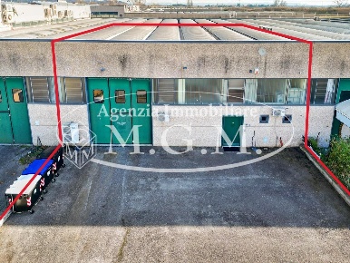 Foto Capannone industriale a Vicopisano Barsiliana di 253 m² con 8 locali