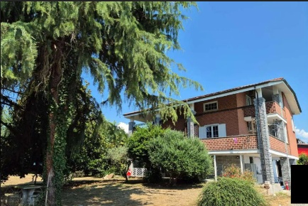 Foto Villa unifamiliare a Bosconero di 300 m² con 11 locali in vendita