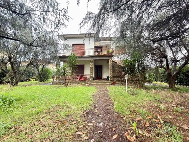 Foto Villa unifamiliare a Lucca San Pietro a Vico - San Cassiano di 220 m²