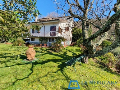 Foto Casa indipendente a Larciano di 190 m² con 10 locali in vendita