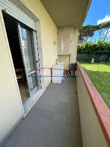 Foto Appartamento a Montignoso Cinquale di 110 m² con 5 locali in vendita