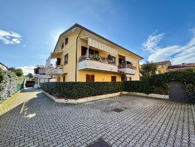 Foto Appartamento a Massa Marina di Massa Centro di 77 m² con 4 locali