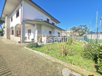 Foto Villa bifamiliare a Cerreto Guidi Bassa di 220 m² con 8 locali