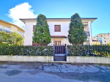 Foto Casa indipendente a Carrara Marina di Carrara di 280 m² con 11 locali