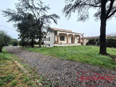 Foto Villa unifamiliare a Capannori Massa Macinaia - San Leonardo di 280 m²