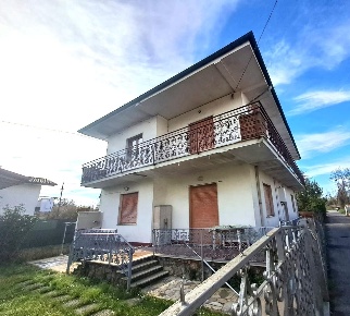 Foto Villa bifamiliare a Massa Marina di Massa Centro di 105 m² in vendita