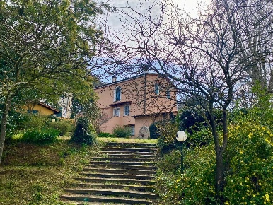 Foto Casale a Crespina Lorenzana Lorenzana di 200 m² con 8 locali