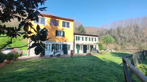 Foto Casale a Capannori Petrognano - San Gennaro di 300 m² con 9 locali