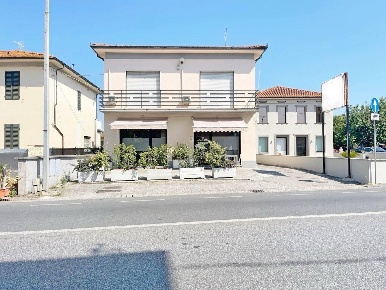 Foto Negozio a Capannori Lammari - Lunata di 325 m² con 15 locali