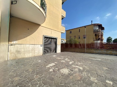 Foto Locale commerciale a Giugliano in Campania di 122 m² in vendita