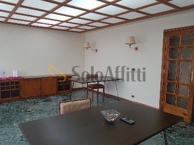 Foto Ufficio a Villa San Giovanni di 200 m² con 5 locali in affitto