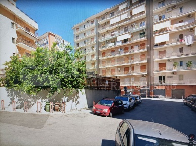 Foto Negozio in Via Caravaggio 58, Aversa di 120 m² in vendita