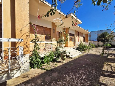 Foto Casa indipendente a Bagnolo del Salento di 434 m² con 17 locali