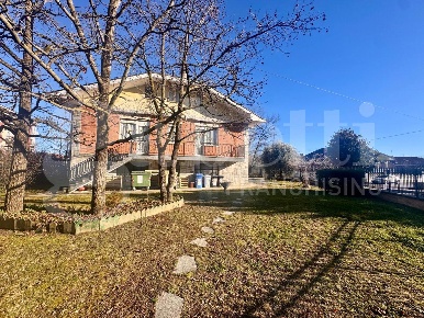 Foto Villa unifamiliare in Gran Paradiso, Bruino di 400 m² con 11 locali