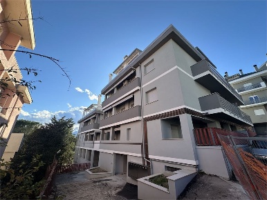 Foto Appartamento in Via Cona, Teramo Centro di 85 m² con 3 locali