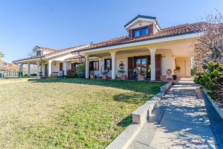 Foto Villa unifamiliare a Orbassano Centro di 265 m² con 8 locali