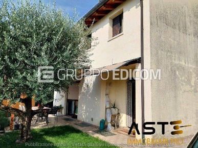 Foto Villa unifamiliare in via Molini, Borso del Grappa Centro di 243 m²