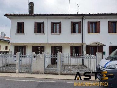 Foto Appartamento in Via Antonio Gramsci, Montebelluna Centro con 6 locali