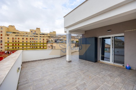 Foto Attico in Via Michele Amari, Roma Appio Latino di 77 m² con 2 locali