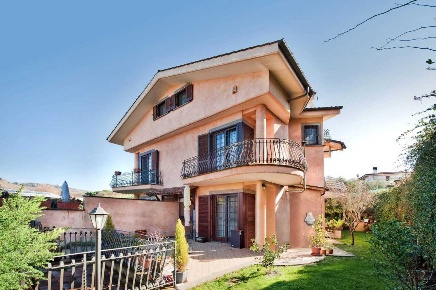 Foto Villa bifamiliare in Via dei Ciclamini 25b, Rocca di Papa Centro