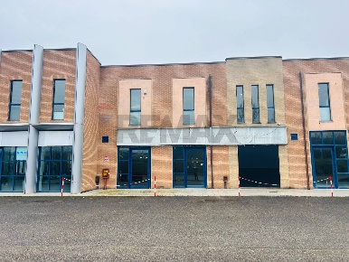 Foto Locale commerciale in Via Dei Gelsi 2, Magione di 440 m² con 2 locali