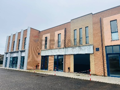 Foto Locale commerciale in Via Dei Gelsi 2, Magione di 440 m² con 2 locali