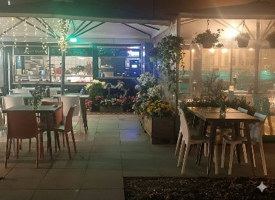 Foto Locale commerciale a Camaiore Lido di Camaiore di 80 m² con 2 locali