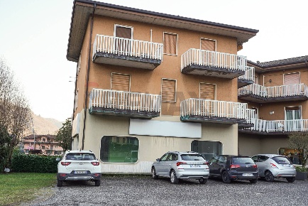 Foto Negozio in via Dante Alighieri 1, Casazza di 233 m² con 7 locali