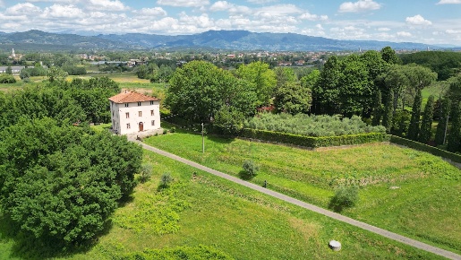 Foto Villa unifamiliare in Via per Gattaiola e Meati 598/A, Lucca di 350 m²