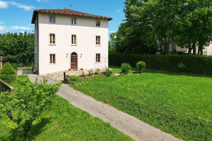 Foto Villa unifamiliare in Via per Gattaiola e Meati 598/A, Lucca di 350 m²