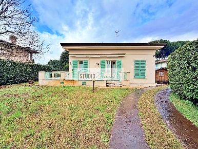 Foto Case semi ndipendenti in Via Versilia, Pietrasanta di 160 m²