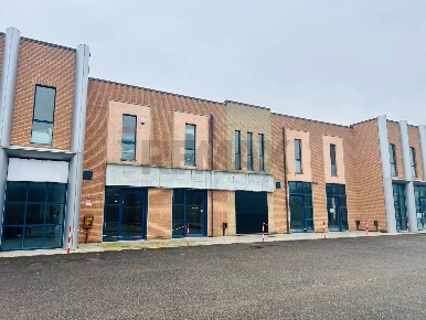 Foto Locale commerciale a Magione di 440 m² con 2 locali in affitto